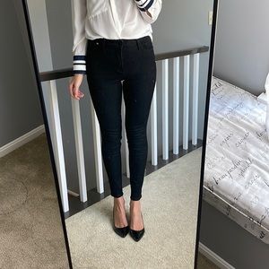 In new condition black skinny jeans